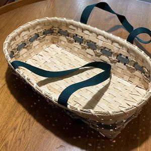 Woven basket with handle